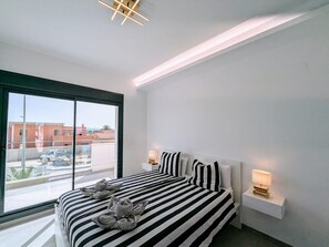 3 عدّة غرف نوم ومكواة/لوح كي وواي فاي وملاءات أسرّة