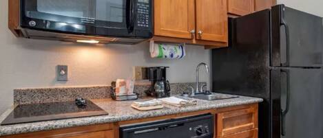 Réfrigérateur, micro-ondes, four, plaque de cuisson