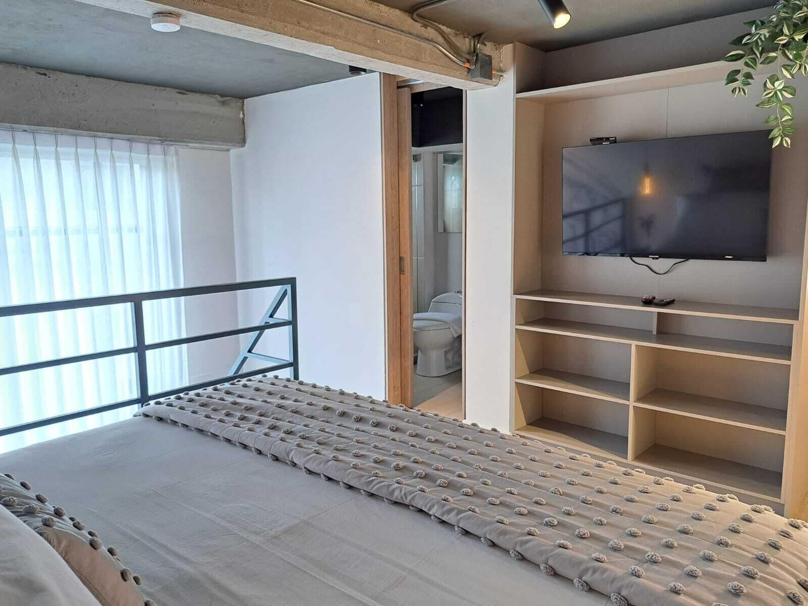 Caja de seguridad en la habitación y tabla de planchar con plancha 