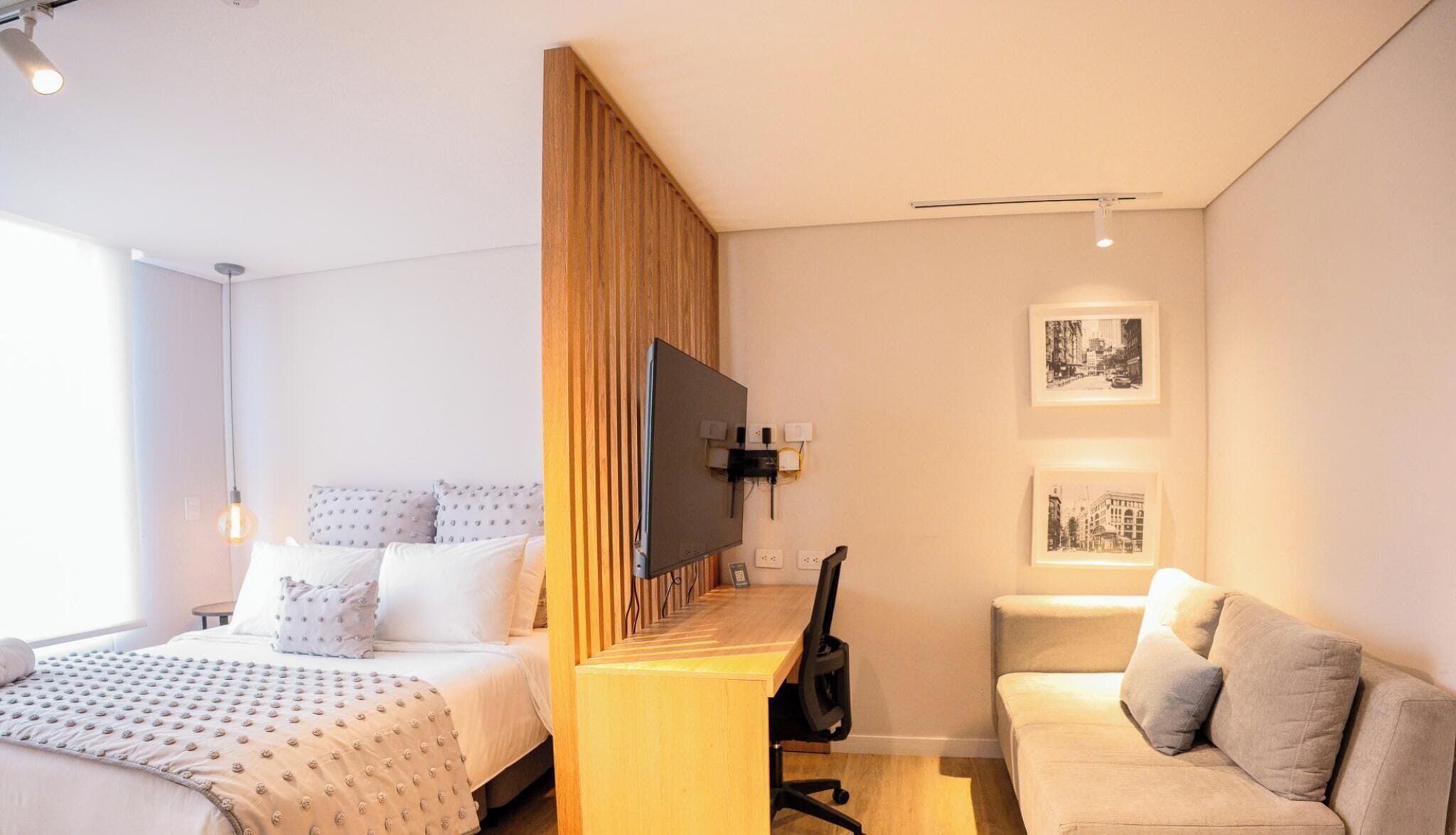 Caja de seguridad en la habitación y tabla de planchar con plancha 