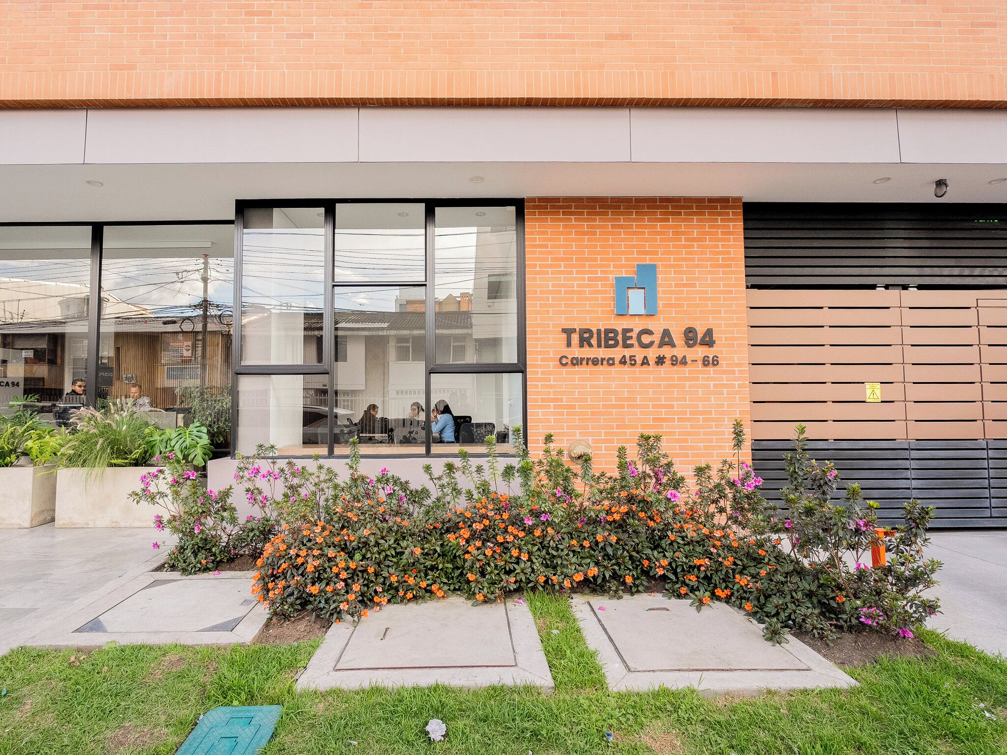 Um edifício com uma placa que diz 'TRIBECA 94' e fachada de tijolos.