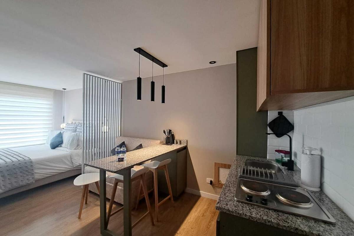 Coffres-forts dans les chambres, fer et planche à repasser