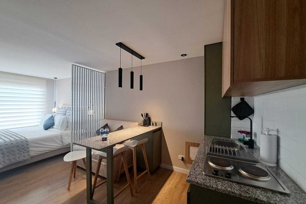 Caja de seguridad en la habitación y tabla de planchar con plancha