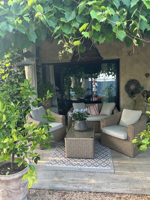 Terrace/patio - Vacqueyras: Mas L'Epicure - bright apartment with shared pool and garden (Vacqueyras)