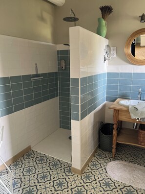 Shower, hair dryer, towels, soap - Vacqueyras: Mas L'Epicure - bright apartment with shared pool and garden (Vacqueyras)