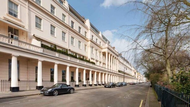 A row of white, classical-style buildings with a central courtyard and a tree-lined street. - Buckingham Palace 4BR Family Stay Cathedral View (London)
