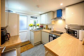 Kylskåp, mikrovågsugn, ugn och spishäll