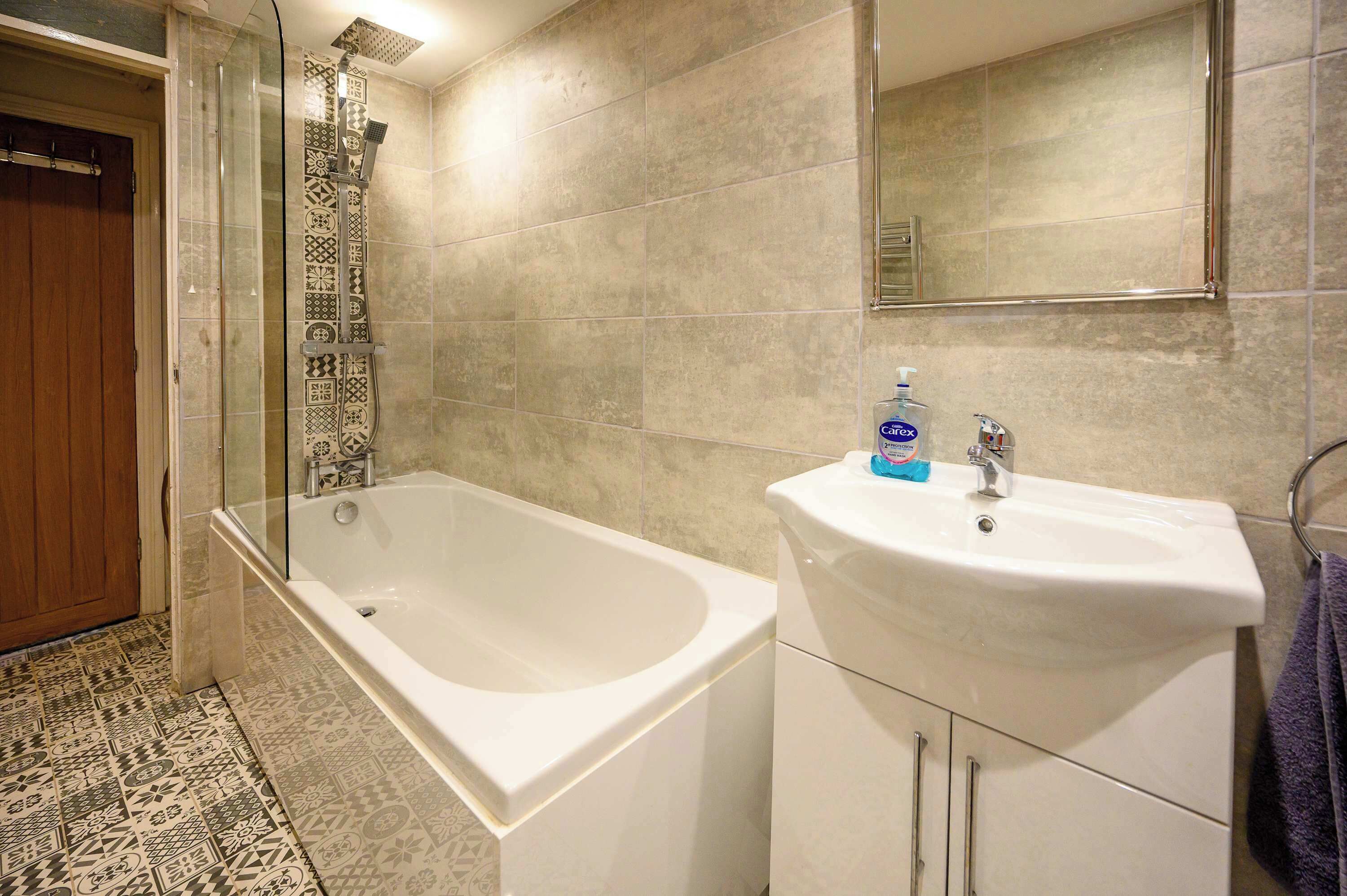 Shower, towels, shampoo