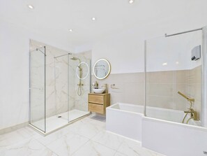 Shower, hair dryer, towels - Elegant Marylebone Retreat (Greater London)