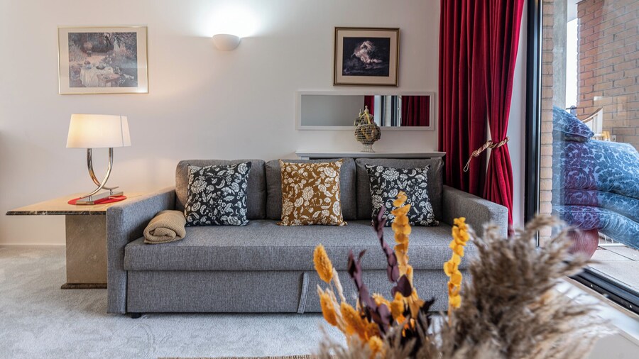 Duplex 2BR 2BA Flat Near Gloucester Rd Station