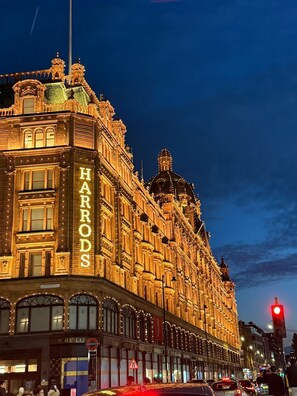A large, ornate building with the name 'HARRODS' prominently displayed on its facade. - Duplex 2BR 2BA Flat Near Gloucester Rd Station (London)