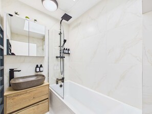 Shower, hair dryer, towels - Elegant Marylebone Mews Apartment (Greater London)