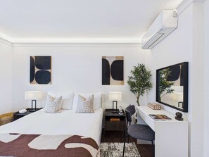 2 bedrooms, iron/ironing board, travel cot, WiFi - Elegant Marylebone Mews Apartment (Greater London)