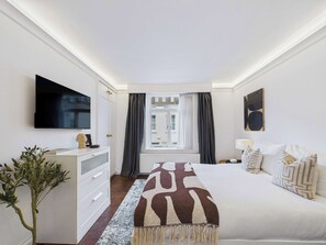 2 bedrooms, iron/ironing board, travel cot, WiFi - Elegant Marylebone Mews Apartment (Greater London)