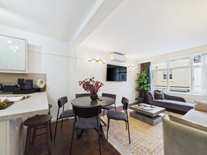 Dining - Elegant Marylebone Mews Apartment (Greater London)