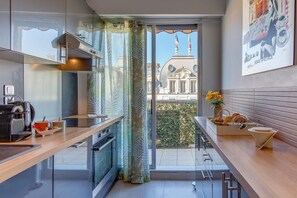 Fridge, microwave, oven, stovetop - FRANCIA AZUR AP4483 by RIVIERA HOLIDAY HOMES (Niza)
