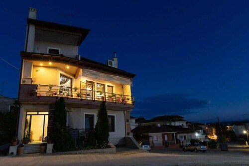 The Sunset Haven Kastoria – Modern Lake Elegance