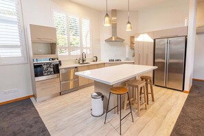 Fridge, microwave, stovetop, dishwasher