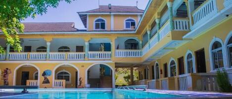 Vista frontal de la propiedad