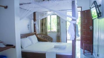 Standardzimmer, Poolblick | Schreibtisch, laptopgeeigneter Arbeitsplatz, schallisolierte Zimmer