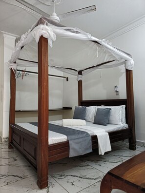 Desk, laptop workspace, soundproofing, free WiFi - Manyatta Azure Boutique Hotel (Diani Beach)