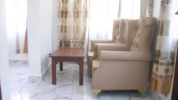 Suite estudio Deluxe, Aire acondicionado, vistas a la piscina | Escritorio y espacio para trabajar con un portátil