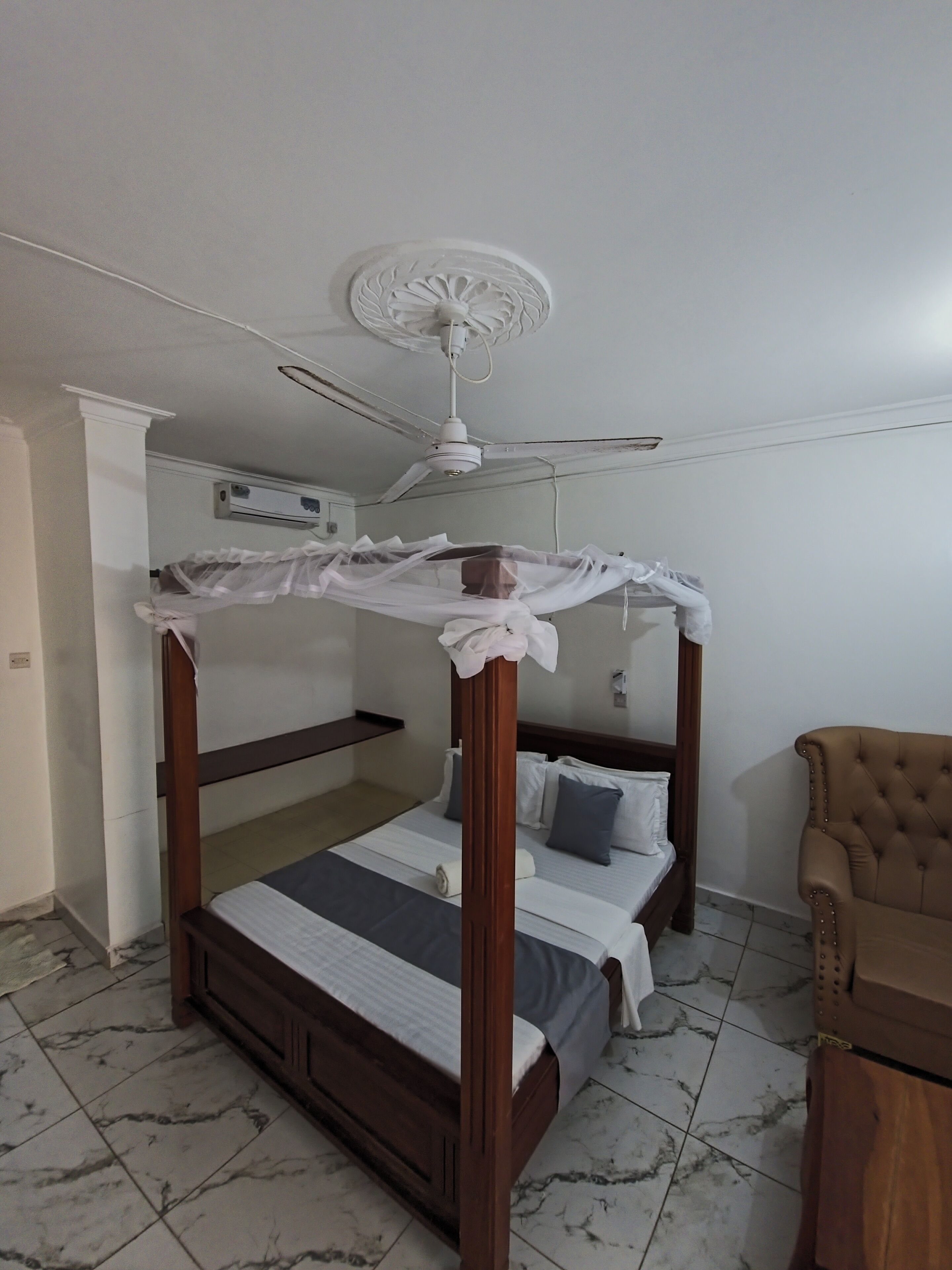 Standaard kamer, airconditioning, uitzicht op zwembad | Een bureau, een laptopwerkplek, geluiddichte muren, gratis wifi