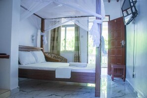 Standardzimmer, Poolblick | Schreibtisch, laptopgeeigneter Arbeitsplatz, schallisolierte Zimmer