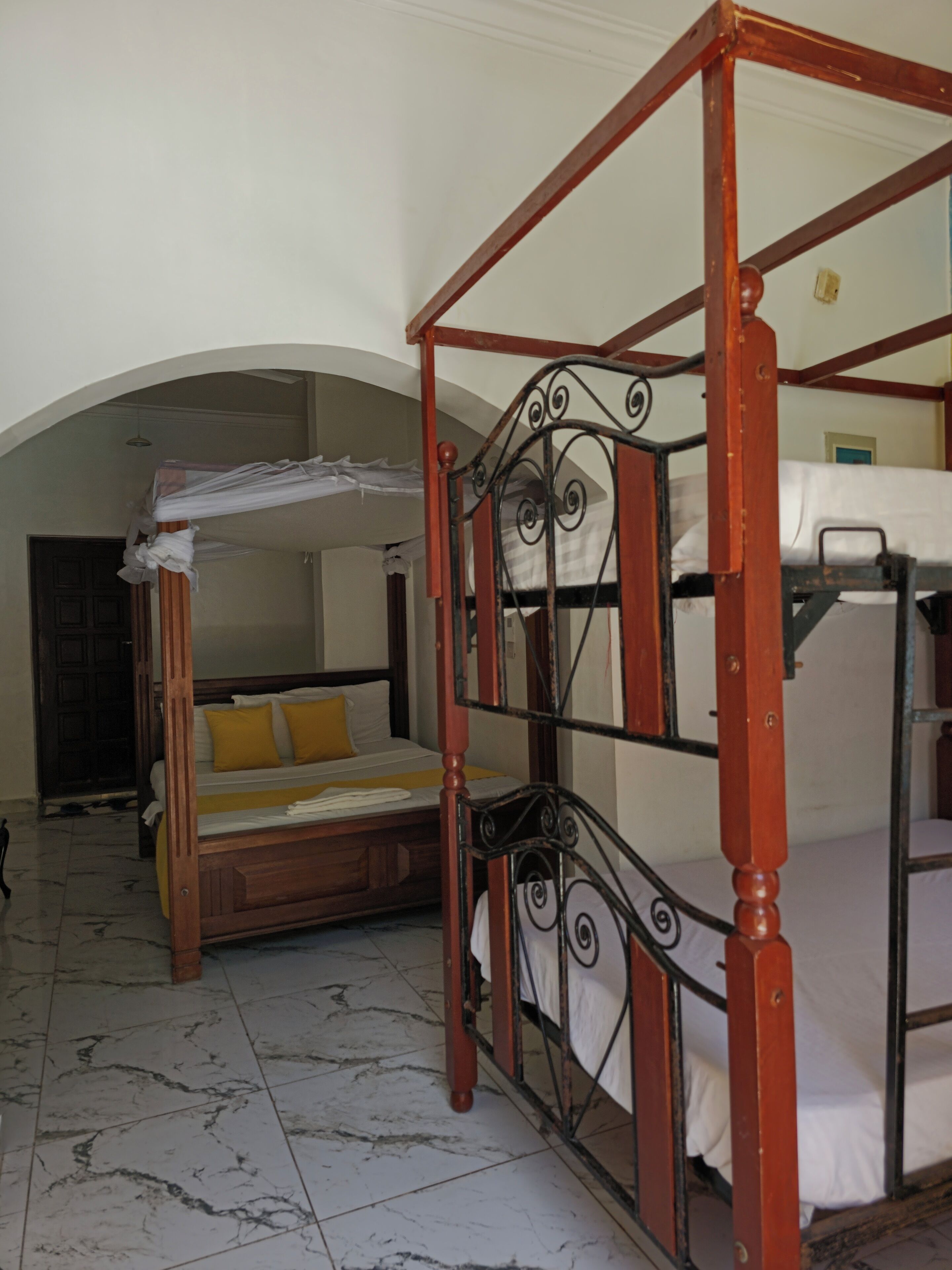 Standaard driepersoonskamer | Een bureau, een laptopwerkplek, geluiddichte muren, gratis wifi