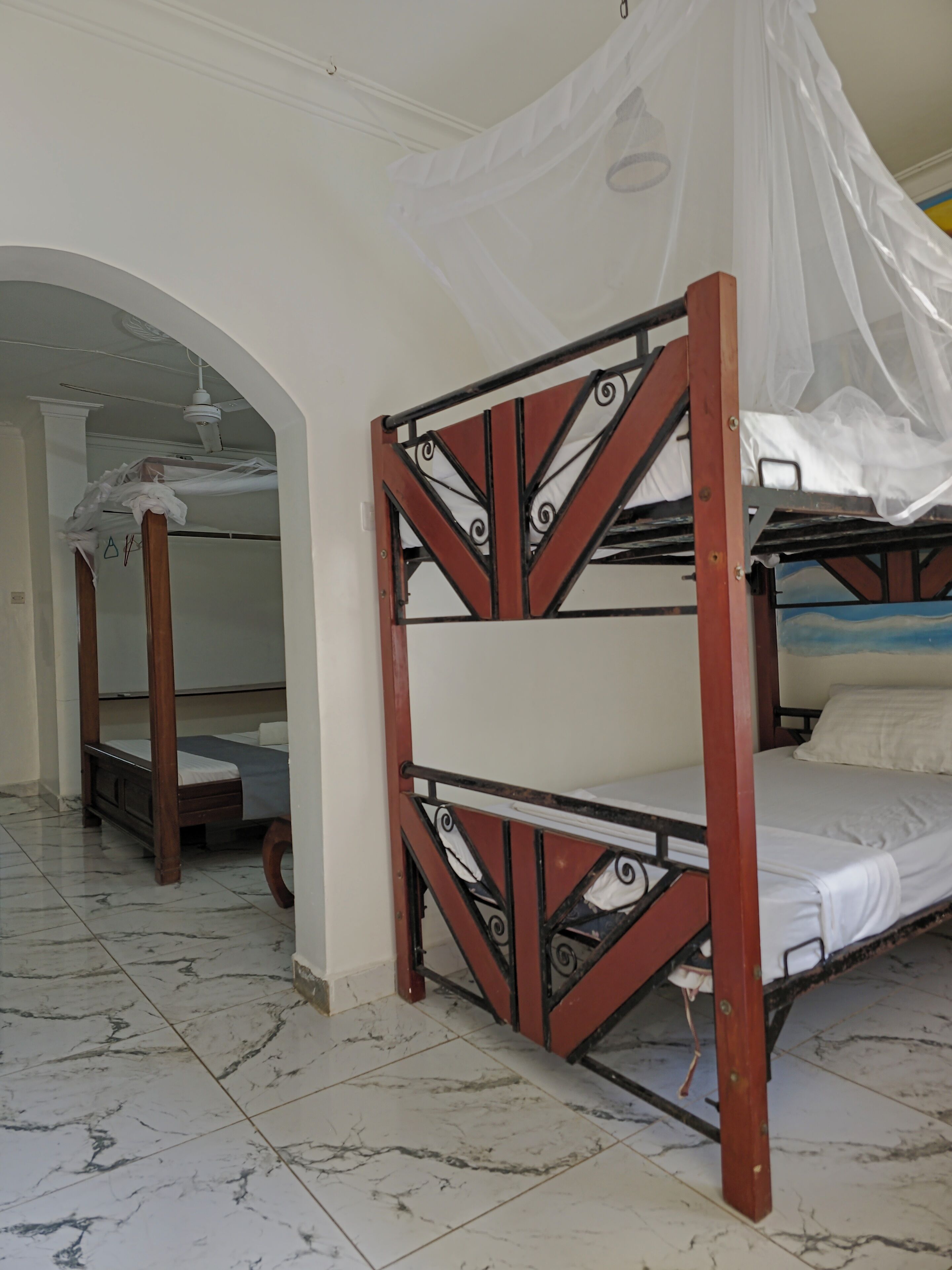 Standaard driepersoonskamer, airconditioning, uitzicht op zwembad | Een bureau, een laptopwerkplek, geluiddichte muren, gratis wifi