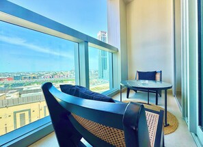 Balcony - Venduras Spacious 1BR Walk to Dubai Mall (Dubai)