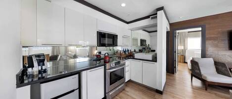 冰箱、微波炉、炉灶、烤面包机