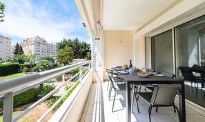 Outdoor dining - 2-room Apartment in a Residence With a Swimming Pool and Garage, Near the Croisette (Cannes)