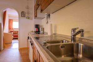 ثلاجة، فرن، موقد طهي مسطح، غسالة أطباق