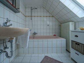 Douche, articles de toilette gratuits, sèche-cheveux