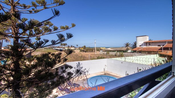 Un quartier résidentiel doté d’une piscine, d’une pelouse bien entretenue et offrant une vue dégagée sur les environs.