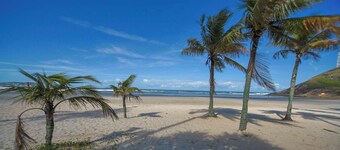 Apartamento a 200m da Praia da Enseada no Guarujá