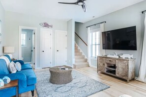 Smart-tv, eldstad, böcker och datorskärmar