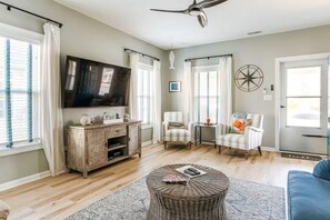 Smart-tv, pejs, bøger, computerskærme