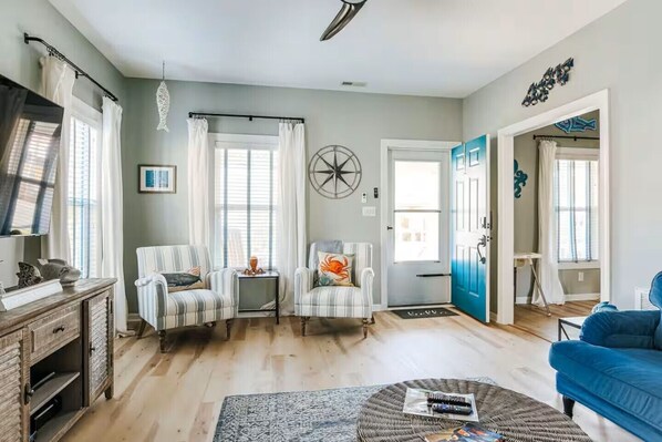 スマートテレビ、暖炉、書庫、PC モニター