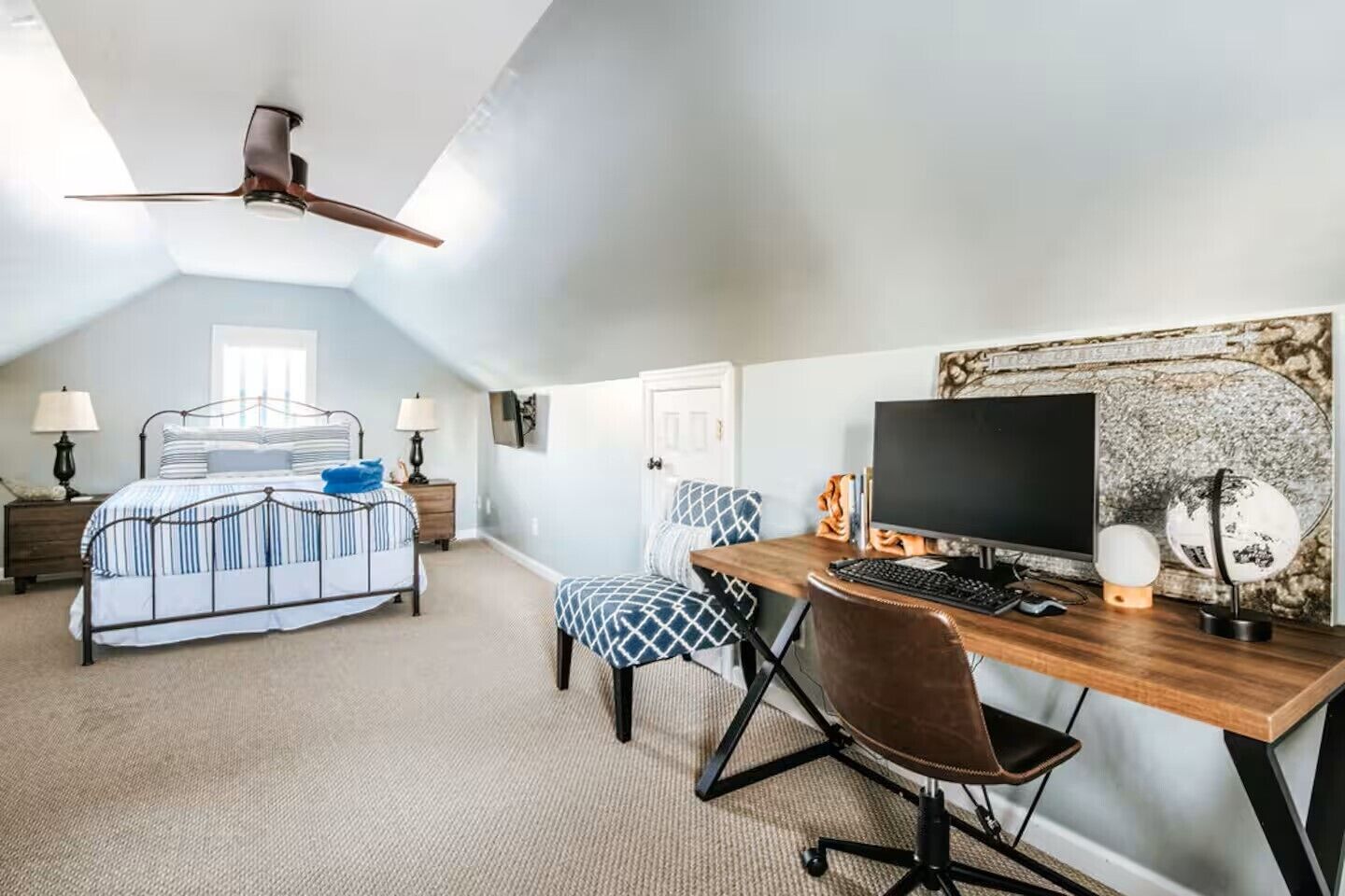 4 habitaciones, escritorio y tabla de planchar con plancha 