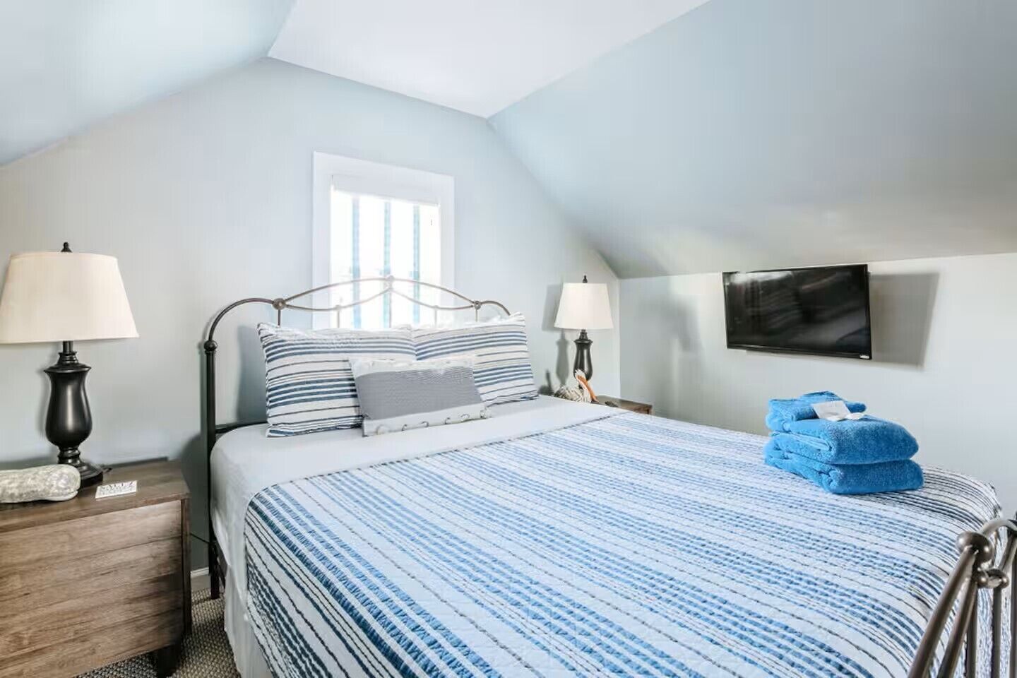 4 habitaciones, escritorio y tabla de planchar con plancha 