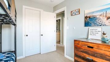 4 sovrum, skrivbord, strykjärn/strykbräda och resesäng