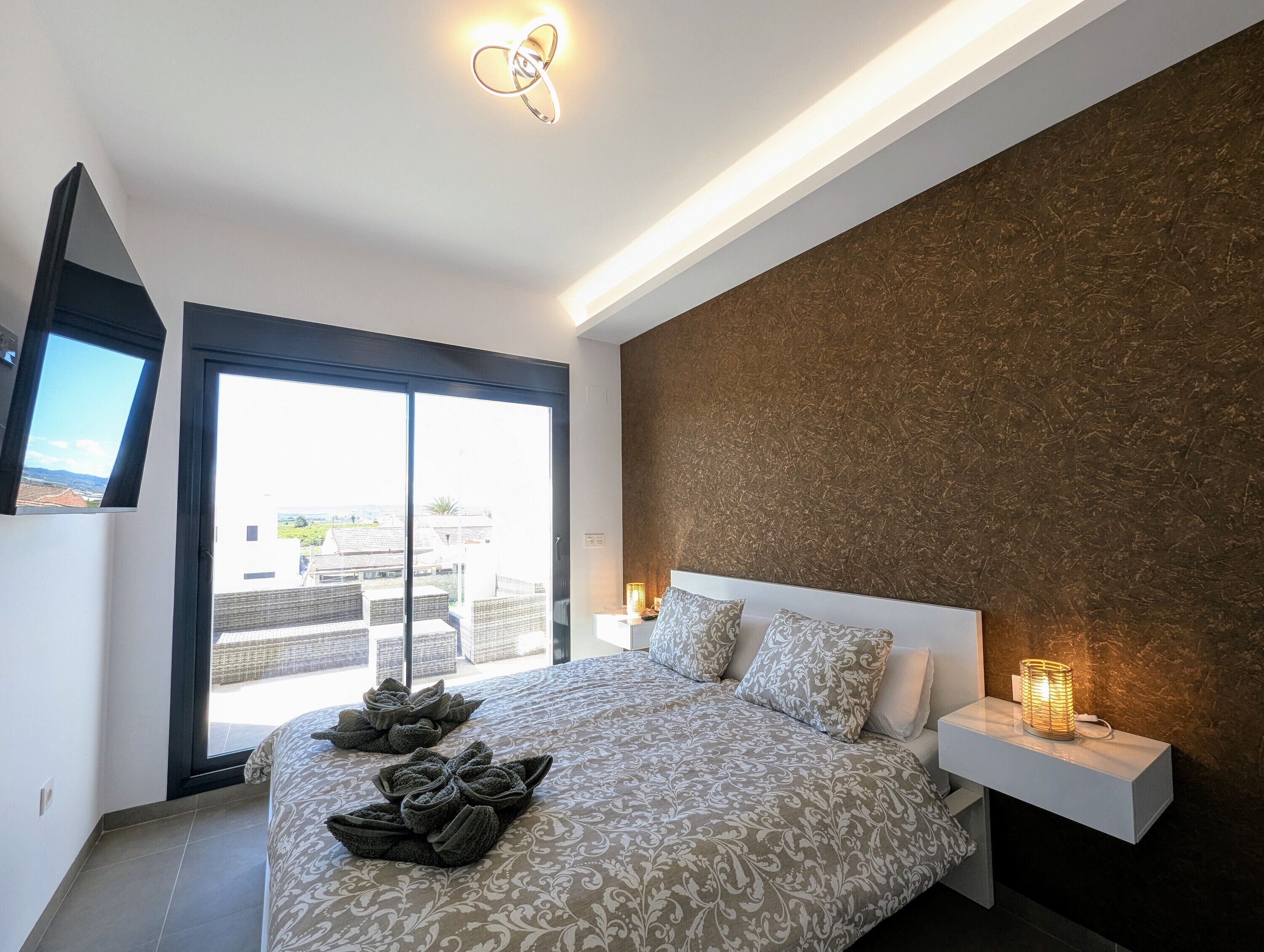 3 bedrooms, iron/ironing board, WiFi, bed sheets