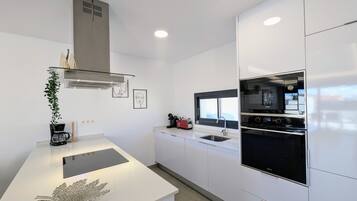 Jääkaappi, mikroaaltouuni, uuni, liesi