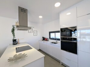 Réfrigérateur, four à micro-ondes, un four, surface de cuisson