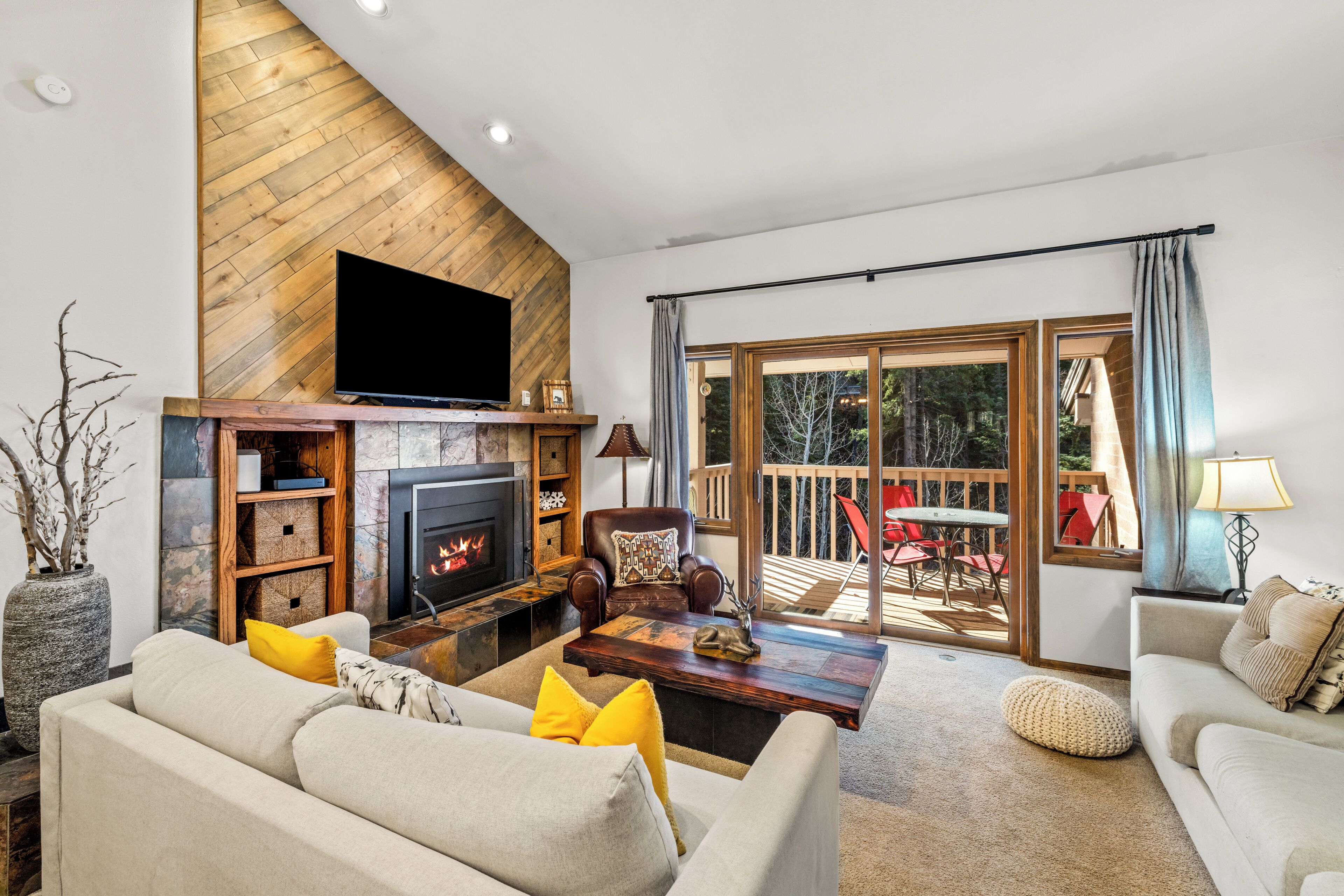 Télévision, cheminée