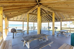 Outdoor dining - Relax Bayside with a King Bedroom, and Community Pool, Pier, and Gazebo! (Navarre Beach)