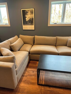 Älytelevisio, takka, pöytäjalkapallopöytä