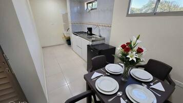 Cooktop, talheres/pratos/utensílios de cozinha